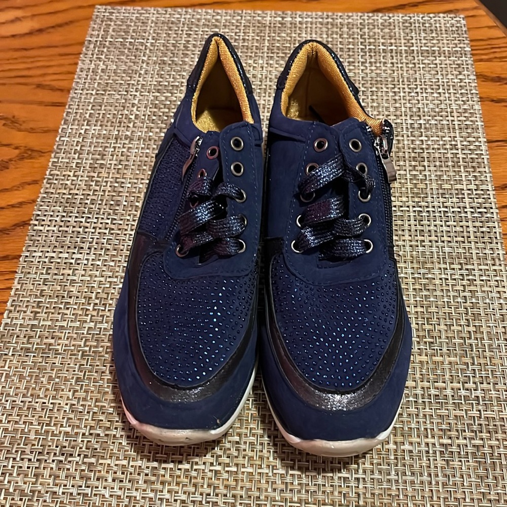 Woman’s tennis shoes